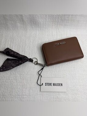Steve Madden Nutshell Zip-Around Wallet 🐻
